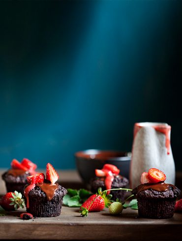 מאפינס שוקולד עם רוטב תותים. צילום: דניאל לילה סטיילינג: עמית פרבר