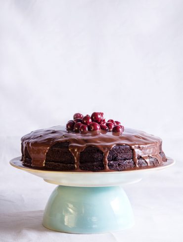 עוגת שוקולד טבעונית עם דובדבני אמרנה. צילום: שרית גופן